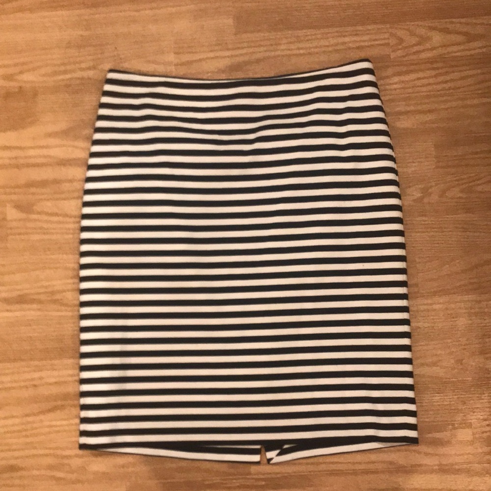 🌼3/$30🌼 WHBM black white stripe skirt Size 4